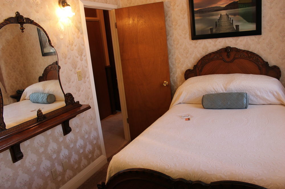 The Harney House 2*